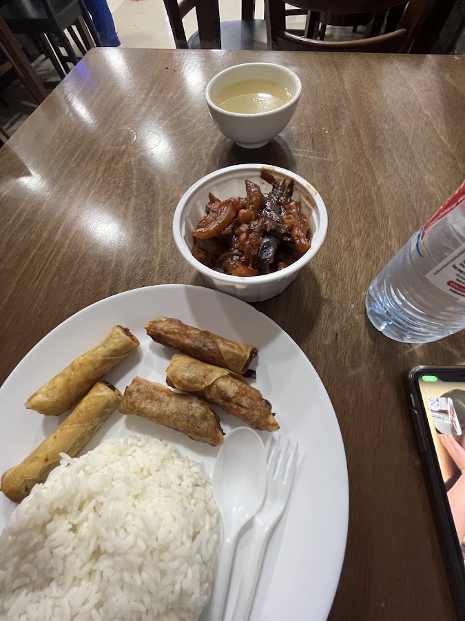 Royal Pinoy Restaurant - Navy Gate